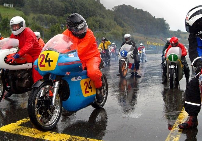 Regal de motociclism pe Aeroportul Arad
