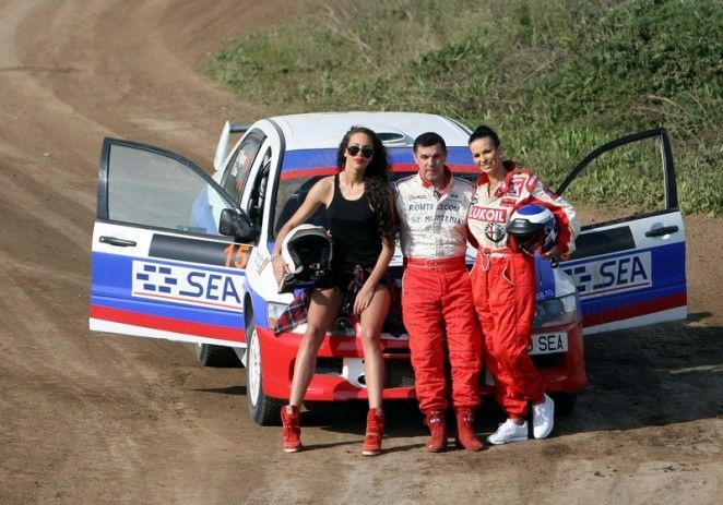 Vedetele de la Playboy se încălzesc la Raliul Aradului