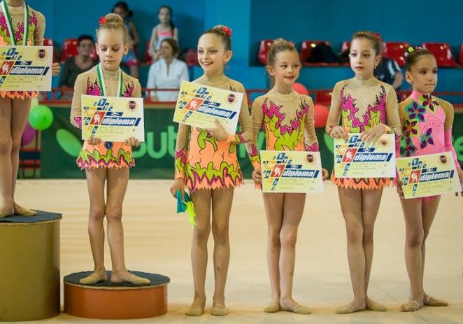 Graţie şi eleganţă pe covorul ritmicii, la „Cupa Ziua Europei”