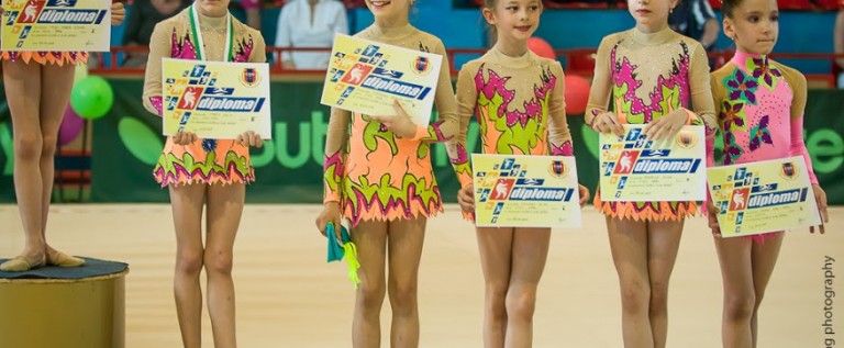 Graţie şi eleganţă pe covorul ritmicii, la „Cupa Ziua Europei”