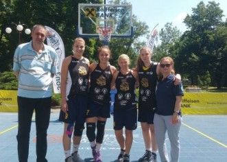Studentele Goldişului sunt vicecampioane la streetball