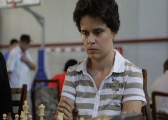 Corina Peptan susţine un simultan de şah în faţa Primăriei
