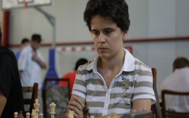  Corina Peptan susţine un simultan de şah în faţa Primăriei