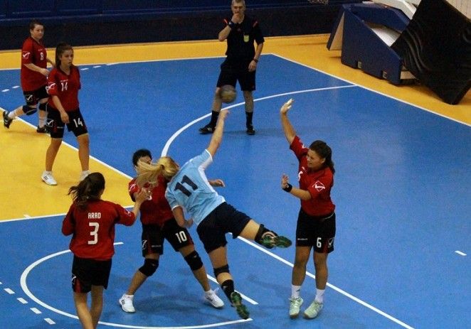 Handbalistele arădene au viaţă grea pe semicerc