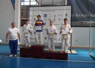 Judoka arădeni au urcat pe podium în lupta la sol