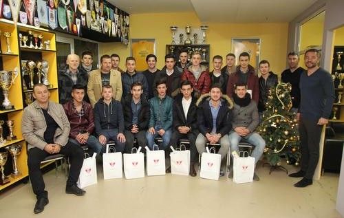 Juniorii de la UTA şi Atletico au fost vizitaţi de Moş Crăciun
