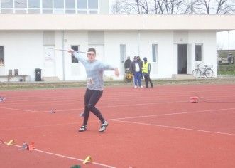 Aradul păstrează tradiţia în atletism. Both, spre Europene