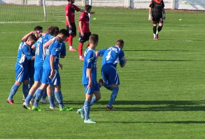 Primul loc în Liga a IV-a Mavros Arad la fotbal se decide în derby-ul de la graniță