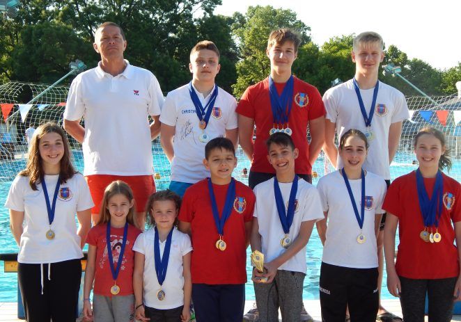 Micii înotători arădeni au cucerit medalii în Ungaria