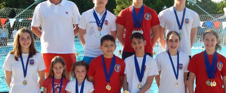 Micii înotători arădeni au cucerit medalii în Ungaria