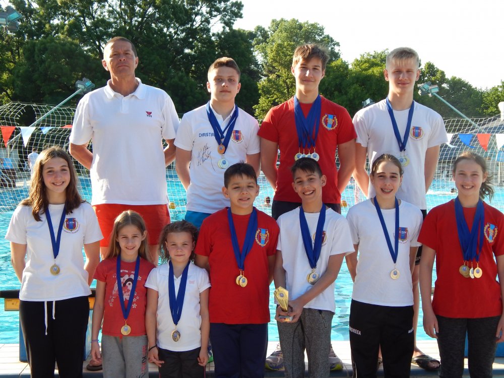  Micii înotători arădeni au cucerit medalii în Ungaria