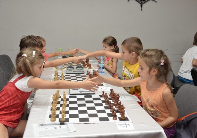 Au început turneele de copii la festivalul de şah al Aradului