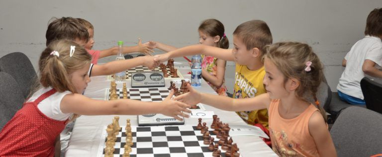 Au început turneele de copii la festivalul de şah al Aradului