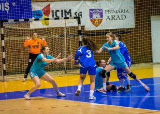 Fetele de la Crişul, debut cu stângul pe semicerc