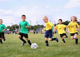 Moș Nicolae îi așteaptă la joacă