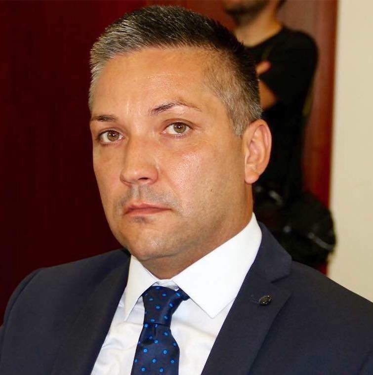  Directorul DJST Arad vrea reabilitarea totală a bazinului și Polivalentei