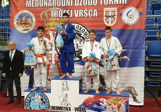 Micii judoka arădeni s-au remarcat pe tatami, la Vârseţ
