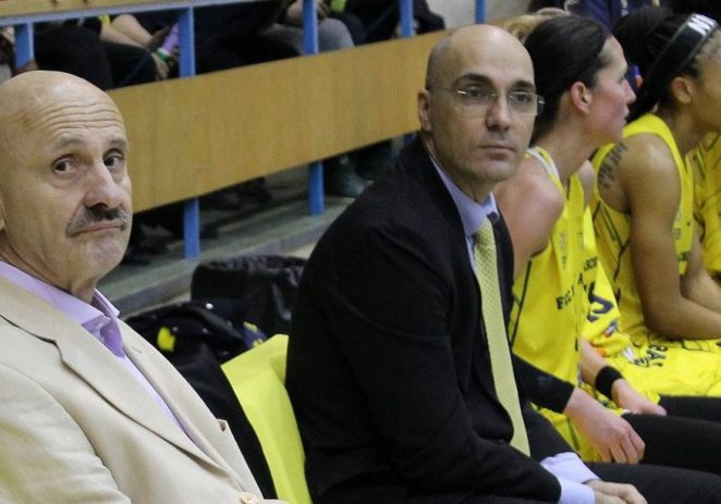 În aşteptarea antrenamentelor, Dan Moraru lucrează la broşura CS Baschet Arad