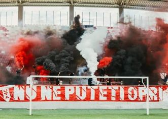 Suporterii UTA-ei, atmosferă incendiară pe noul stadion! Scandări anti- FRF în peluza arădeană