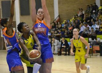 S-a retras una dintre cele mai bune straniere din istoria baschetului arădean