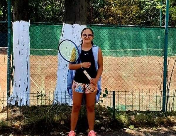 O tenismenă din Arad, în sferturi la „Naționalele” U14 de la București.