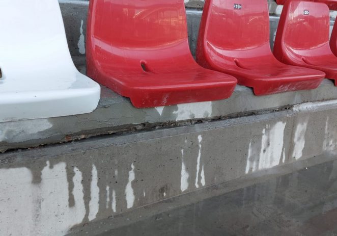 Bătaie de joc la stadion: apa a curs în vestiarul UTA-ei, iar gazonul deja se rupe!