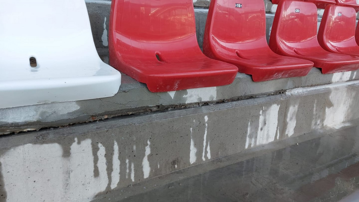  Bătaie de joc la stadion: apa a curs în vestiarul UTA-ei, iar gazonul deja se rupe!