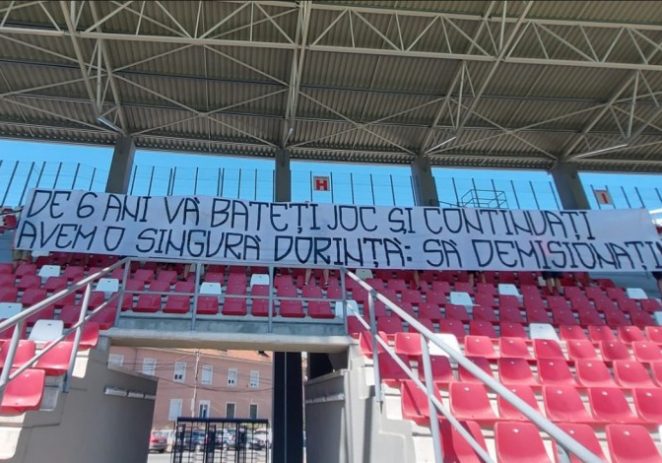 Suporterii UTA-ei cer demisii din peluza stadionului: ”De 6 ani vă bateți joc și continuați…”