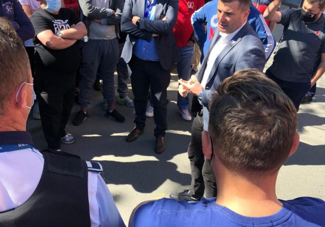 UTA ţine aprinse speranţele ieşenilor şi încă nu e salvată! Furioşi, suporterii s-au strâns la stadion