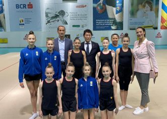 Vizită surpriză pentru Daniela Chiriac şi gimnastele din ansamblul de junioare