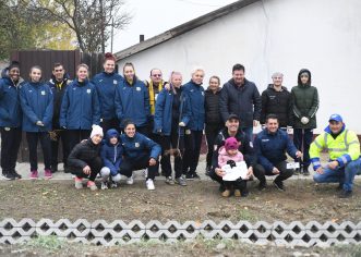 Fetele de la FCC Baschet Arad au plantat pomi la Pecica