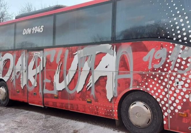 Autocarul UTA-ei a fost din nou vandalizat: autorii sunt suporterii lui “U” Cluj!