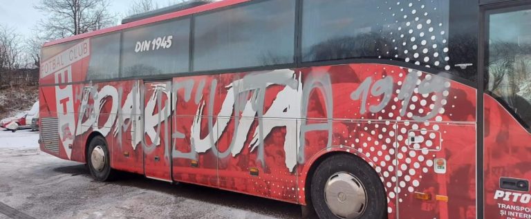 Autocarul UTA-ei a fost din nou vandalizat: autorii sunt suporterii lui “U” Cluj!