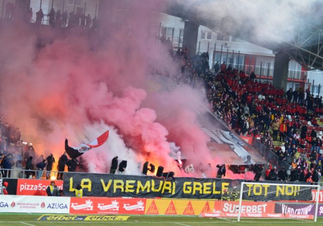 Ultras Arad protestează la meciul dintrea UTA și Academica Clinceni