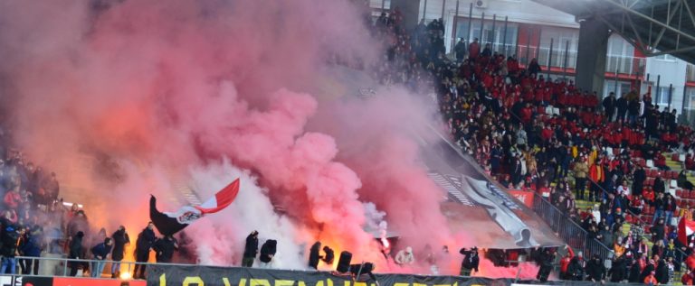Ultras Arad protestează la meciul dintrea UTA și Academica Clinceni