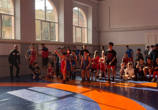 CSŞ Gloria Arad a calificat nouă juniori II pentru finala naţională şcolară la lupte
