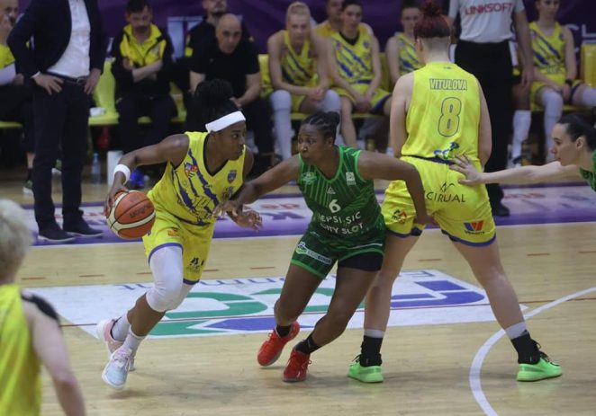 Visul frumos continuă! FCC UAV Arad o bate pe Sepsi într-o atmosferă de zile mari şi prelungeşte finala pentru titlu