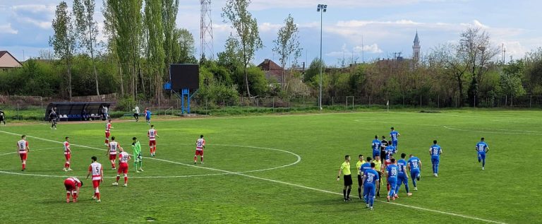 Crişul şi Lipova s-au anulat în derby şi rămân în afara locurilor de baraj din Liga a III-a!