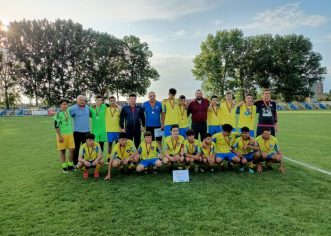 Seară de sărbătoare la Pecica! Echipa de juniori U15 a Progresului Pecica a cucerit, pentru prima dată în istorie, titlul de campioană județeană! (foto)