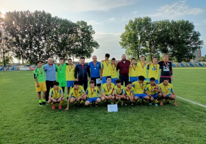 Seară de sărbătoare la Pecica! Echipa de juniori U15 a Progresului Pecica a cucerit, pentru prima dată în istorie, titlul de campioană județeană! (foto)