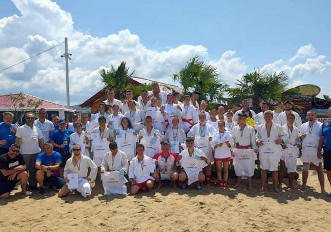 Sportivii combinatei Arad – Ghioroc au urcat pe podiumul naţional de sambo pe plajă
