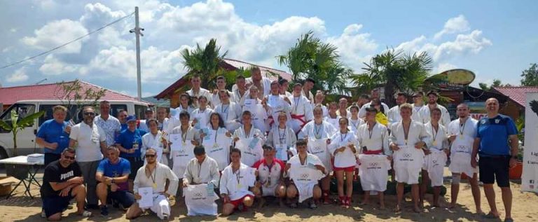 Sportivii combinatei Arad – Ghioroc au urcat pe podiumul naţional de sambo pe plajă