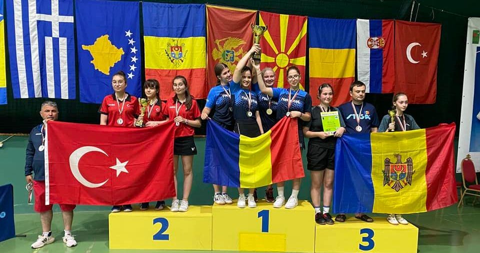  Alesia Sferlea este campioană balcanică la tenis de masă, cu naţionala de cadete!