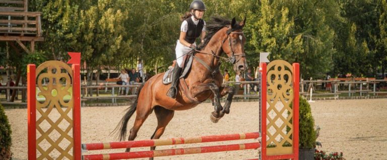 Daria Bătrân a debutat cu dreptul în echitație, podium la primul concurs!