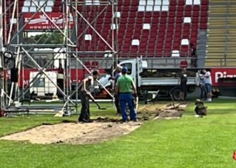 Bibi, hai cu rondul de seară! Dezastru după festivalul de pe stadion: cratere și câmp de cartofi, în loc de iarbă!
