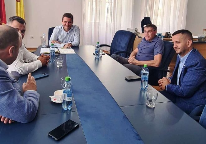 Bibi distruge gazonul de pe „Francisc Neuman”, iar Suporter Club UTA îi ține companie