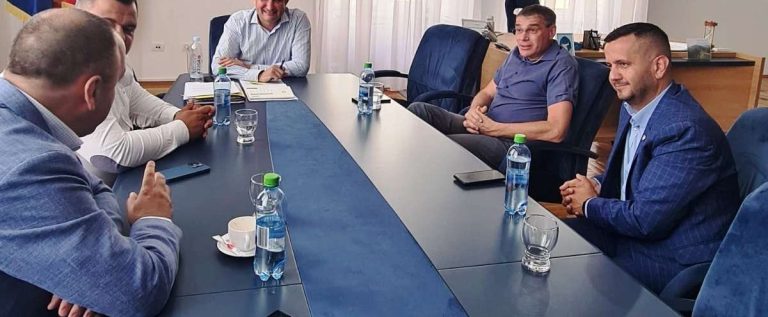 Bibi distruge gazonul de pe „Francisc Neuman”, iar Suporter Club UTA îi ține companie