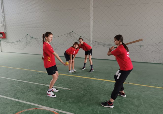 Medaliile naționale la oină, în întrecerile de sală ale junioarelor, se dau la Almaș