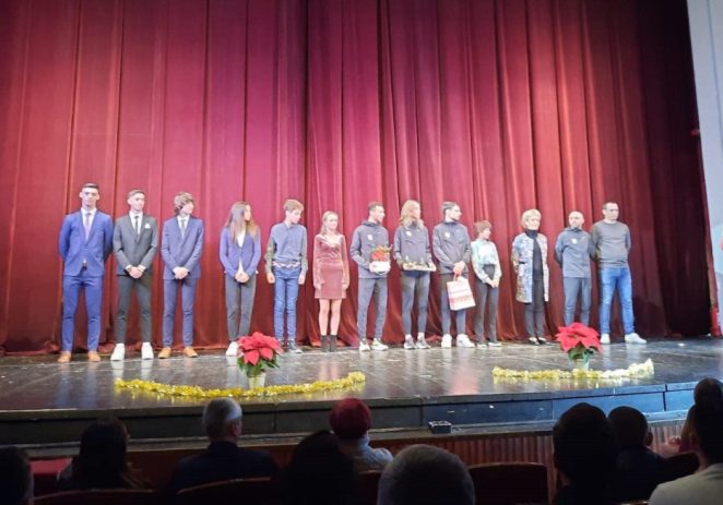 CS Universitatea Arad și-a premiat sportivii în cadrul unei „gale altfel”, pe scena Teatrului „Ioan Slavici”