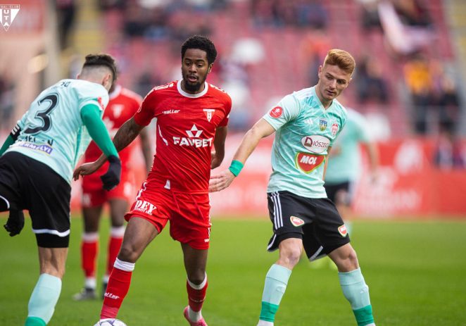 Sărbătoare pe stadion și cam atât! UTA face doar egal de ziua ei și lupta pentru supraviețuire continuă